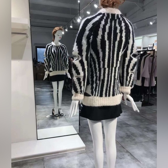 SZ XS Burberry cut-out oversized jumper NWT - Picture 12 of 16